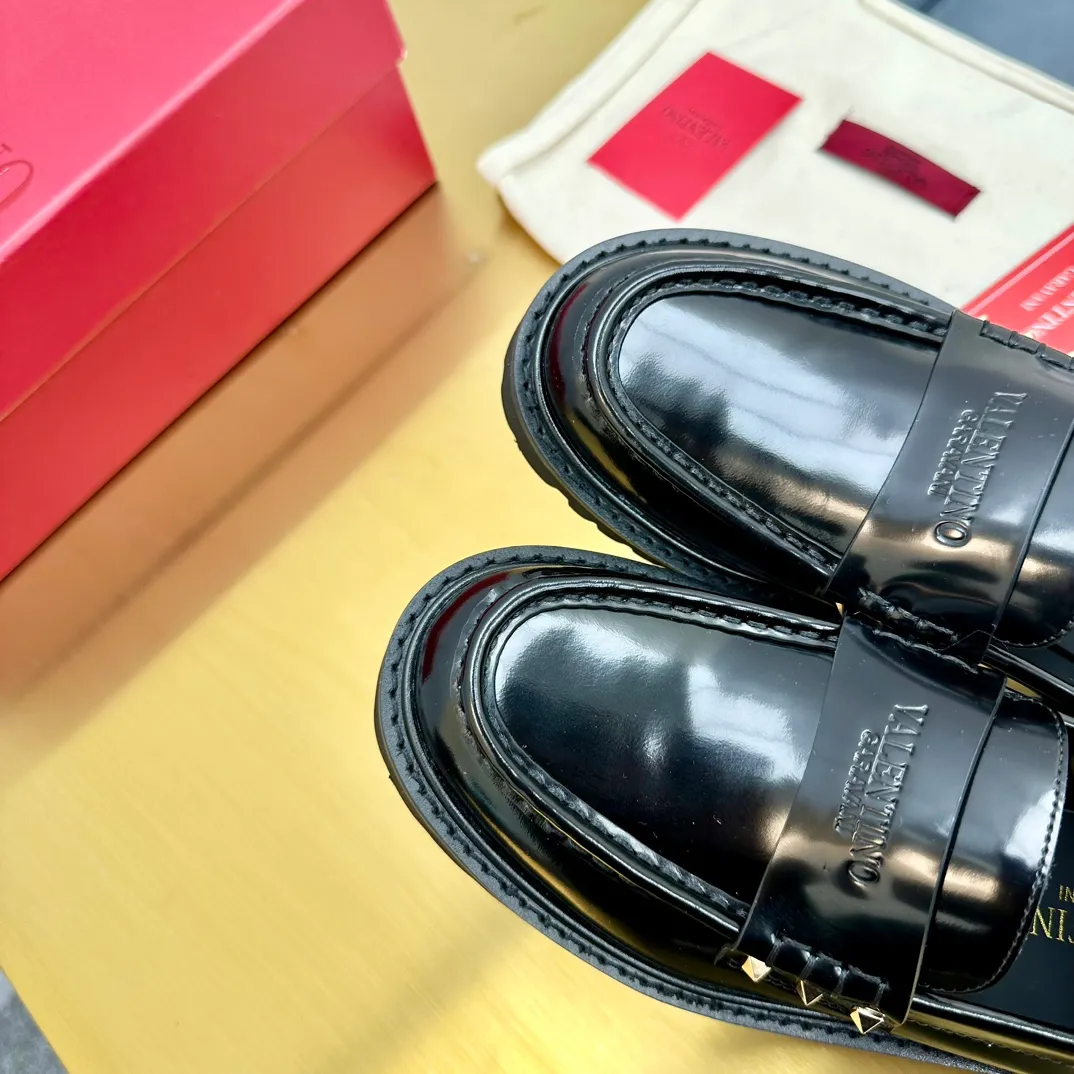 👟👟Ex-factory price 560👟👟 2024【VALENTINO】Valentino's early spring fashionable slip-on loafers are hot new🆕 Versatile style with temperament💃🏻 Slay the whole audience immediately when you put them on [Love] The ultra-simple design is more timeless and attractive! Fashionable and neat feeling, it is a magic tool for increasing your height and slimming down ✨ The shoe collar is specially added with anti-wear latex! You won't feel tired after walking all day long🦶🏻 The upper is made of open-edge beaded cowhide material and paired with a calfskin lining, which is full of texture! 👿Bottom thickness 4.0cm 👿Color: Black Brown 👿Size: 35-40 Factory ready supply